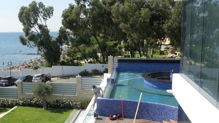 Kıbrıs Villa Yüzme Havuzu Akrilik Paneli