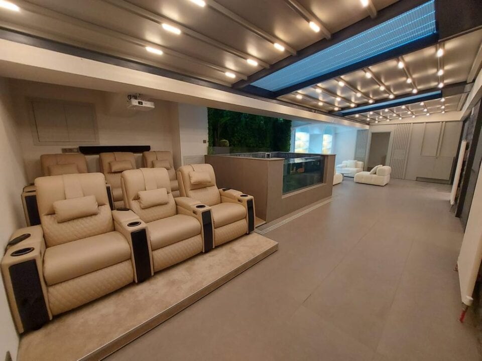 Side Pool Window